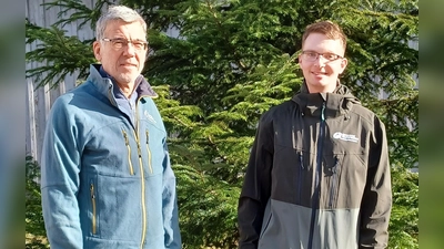 Der neue Revierleiter in Ansbach, Marc Fleischer (rechts), mit Norbert Flierl, dem Leiter des Forstbetriebes. (Foto: Hannah Ströbel)