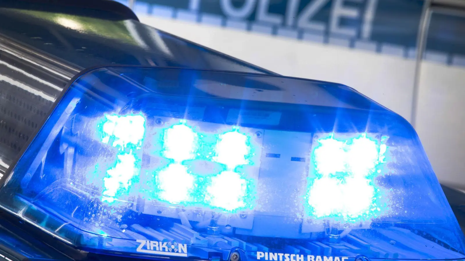 Die Polizei hat nach der Flucht eines Gewalttäters bei einem Freigang in Bayreuth eine Spur. (Symbolbild) (Foto: Friso Gentsch/dpa)