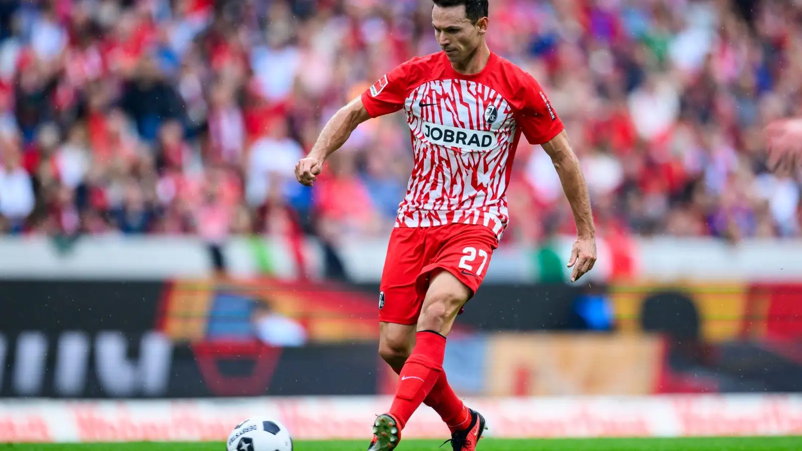 Freiburgs Nicolas Höfler ist nach seiner Roten Karte für drei Spiele gesperrt worden. (Foto: Tom Weller/dpa)