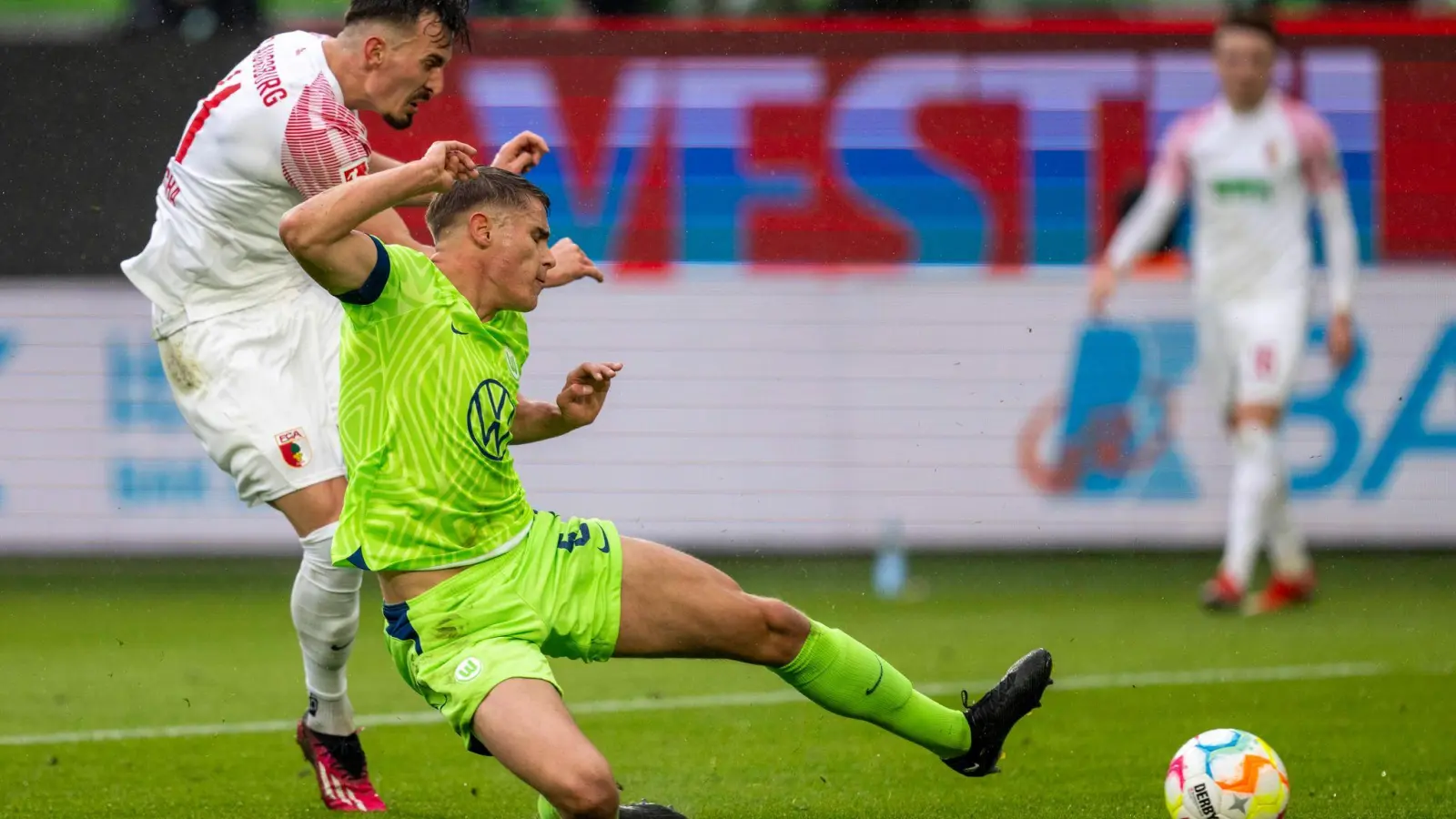 Neu-Nationalspieler Mergim Berisha traf zum Augsburger 2:0 in Wolfsburg. (Foto: David Inderlied/dpa)
