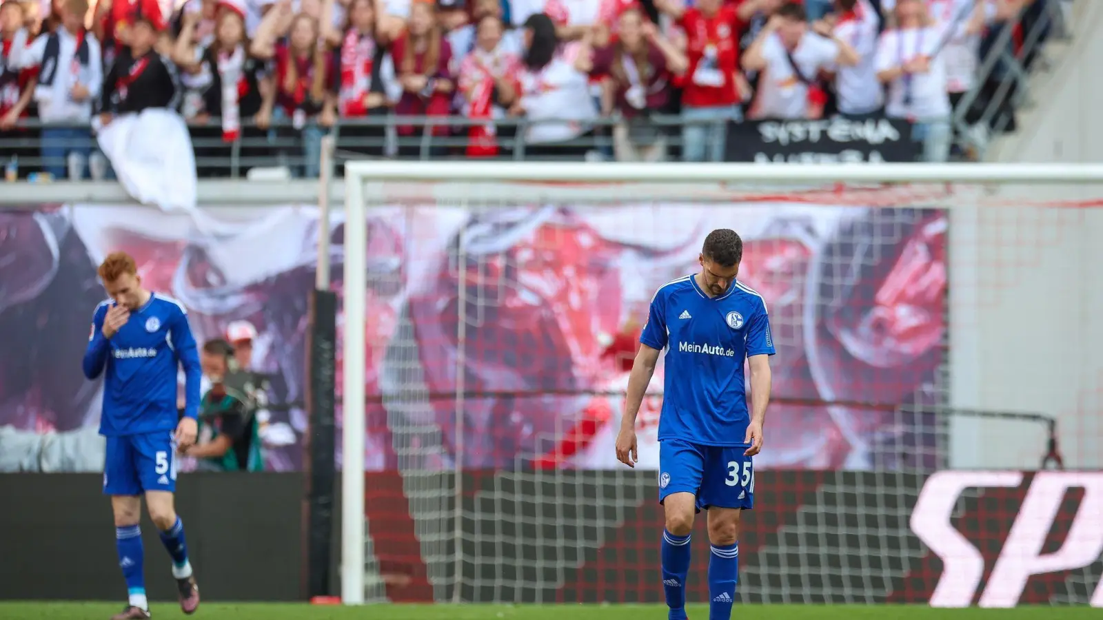 Schalkes Spieler Marcin Kaminski ist nach dem Spiel enttäuscht. Wie geht es für den S04 weiter? (Foto: Jan Woitas/dpa)