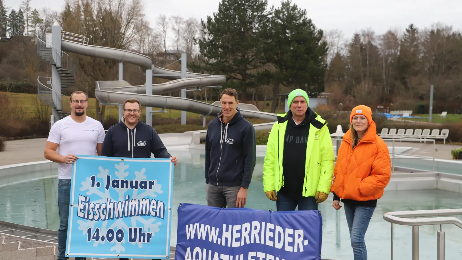 Bereiten sich aufs Eisschwimmen im Herrieder Parkbad vor (von links): Christian Ziebuhr, Johannes Hertlein, Tobias Keilwerth sowie Helmut und Frieda Schuster. (Foto: Oliver Herbst)