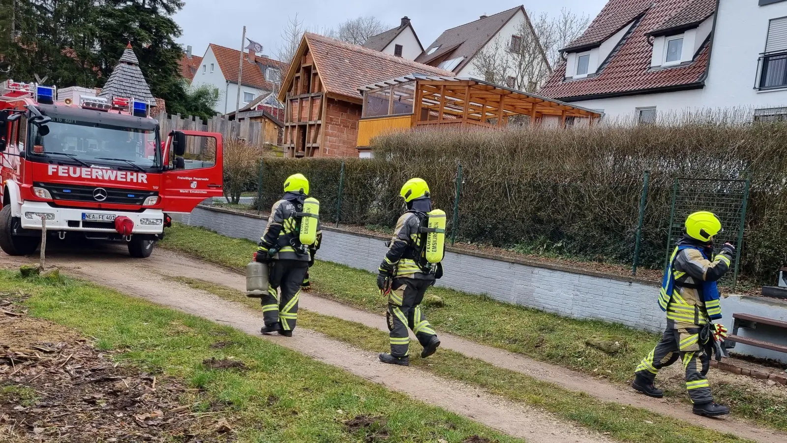 Die Feuerwehr rückte in Emskirchen zu einem Balkonbrand aus. (Foto: Rainer Weiskirchen)