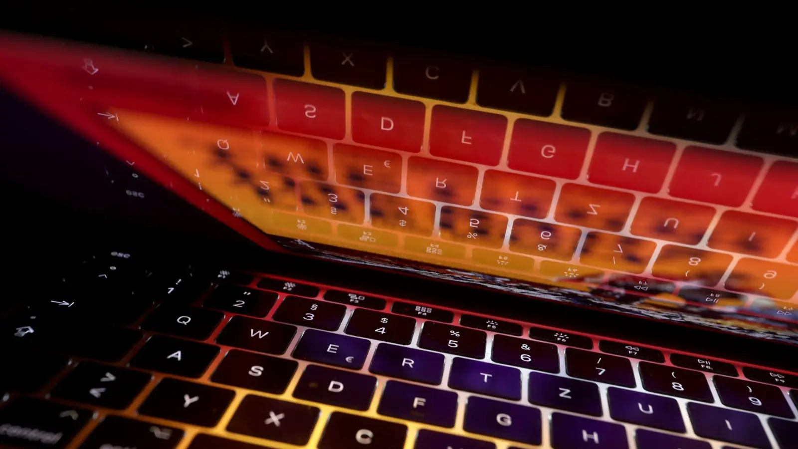 Seit Freitag sind rund 1,44 Millionen Dateien mit einem Umfang von 5,8 Terabyte im Darknet veröffentlicht. (Symbolbild) (Foto: Karl-Josef Hildenbrand/dpa)