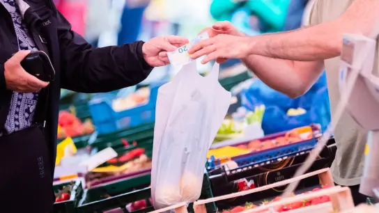 Einkaufen auf einem Wochenmarkt: Die Volkswirte machen Verbrauchern wenig Hoffnung, dass die Preise rasch wieder sinken werden. (Foto: Christoph Soeder/dpa)