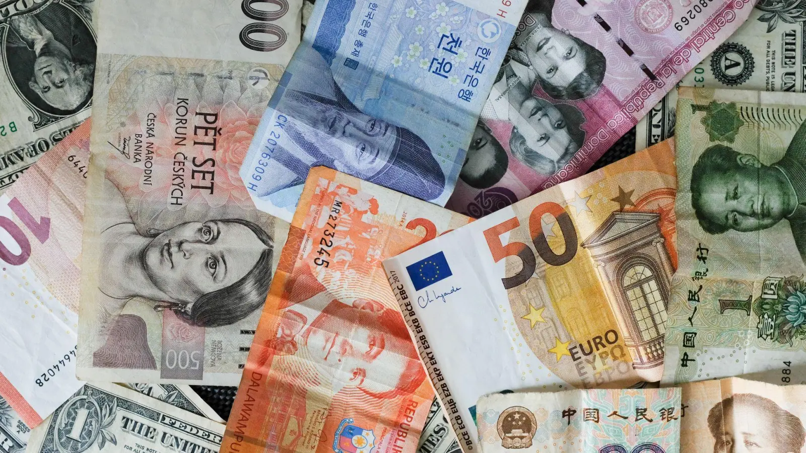 Nicht in Euro: Beim Bezahlen oder Abheben im Ausland spart man, wenn man die Landeswährung wählt. (Foto: Laura Ludwig/dpa-tmn)