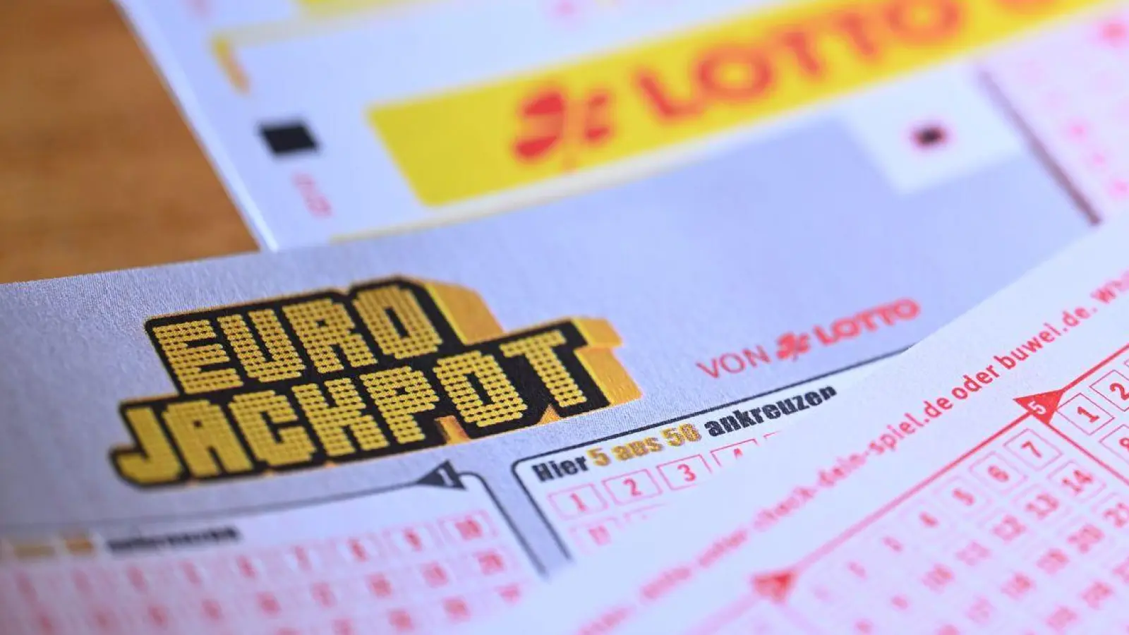 Der Tipper oder die Tipperin kreuzte fünf Richtige und eine von zwei Eurozahlen richtig an. (Symbolbild) (Foto: Bernd Weißbrod/dpa)