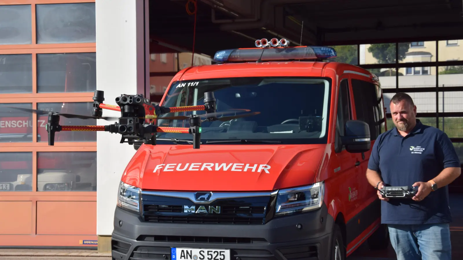 Aus zwölf ausgebildeten Pilotinnen und Piloten besteht die Unterstützungsgruppe Drohne der Freiwilligen Feuerwehr Ansbach. Sascha Dreyer ist der Leiter dieser Gruppe. (Foto: Florian Schwab)