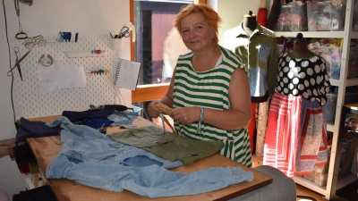 Bettina van Recum näht in ihrem kleinen Atelier in Hagenbüchach ausgefallene Unikate. Hier lautet die Devise aus alt mach neu. (Foto: Ute Niephaus)