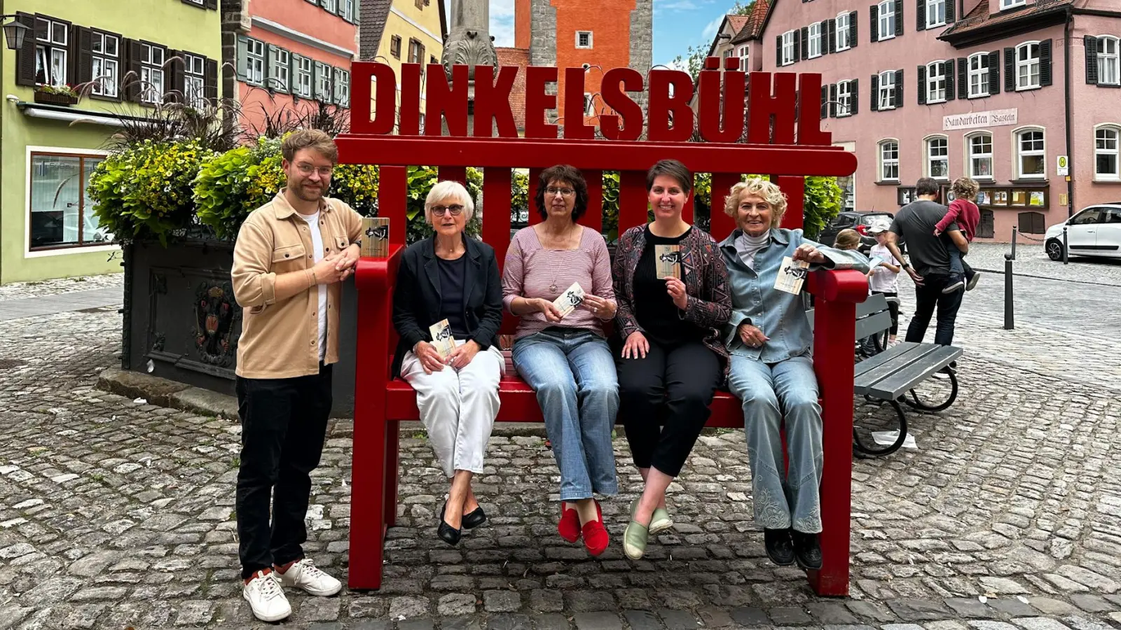 Armin Bestelmeyer, Mechthild Gerlach, Andrea Doberstein, Rebecca Schiepek und Ursula Herzog (von links) mit den druckfrischen Programmheften. Das kulturelle Angebot ist in der neuen Saison vielfältig. (Foto: Martina Haas)