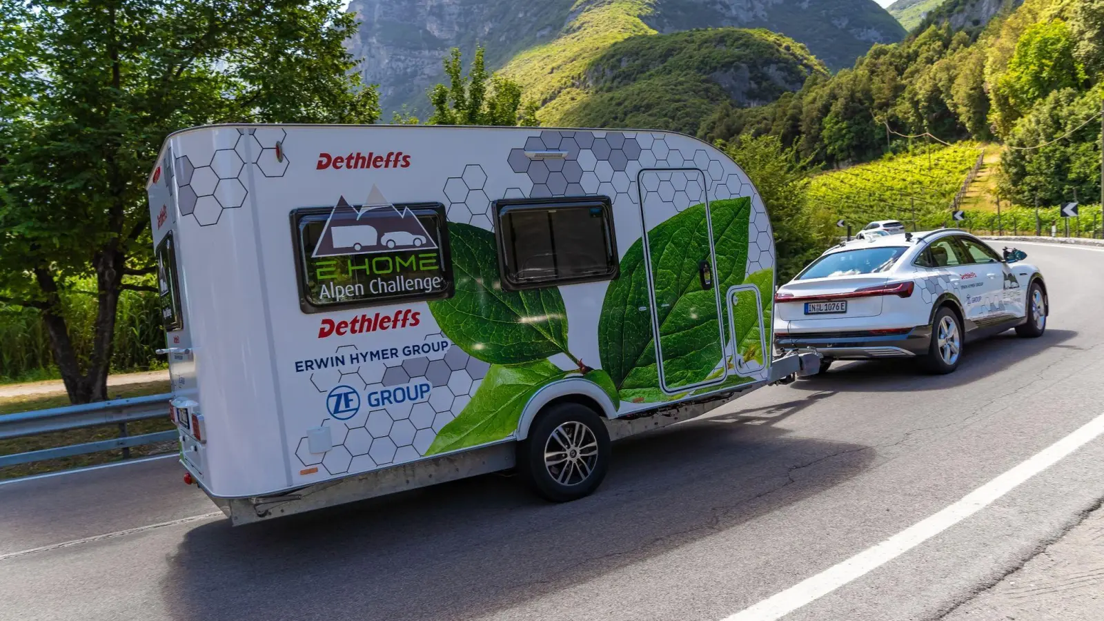 Über alle Berge: Nun, nicht über alle, aber bei der Fahrt über die Alpen musste sich das E-Gespann aus Detleffs e.Home und elektrischem Audi bewähren. (Foto: Dethleffs GmbH & Co. KG/dpa-tmn)