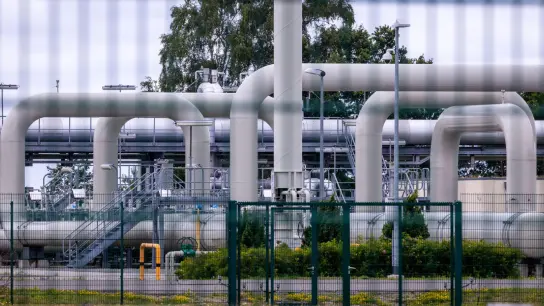 Blick auf die Rohrsysteme und Absperrvorrichtungen der Gasempfangsstation der Ostseepipeline Nord Stream 1 in Lubmin. (Foto: Jens Büttner/dpa)