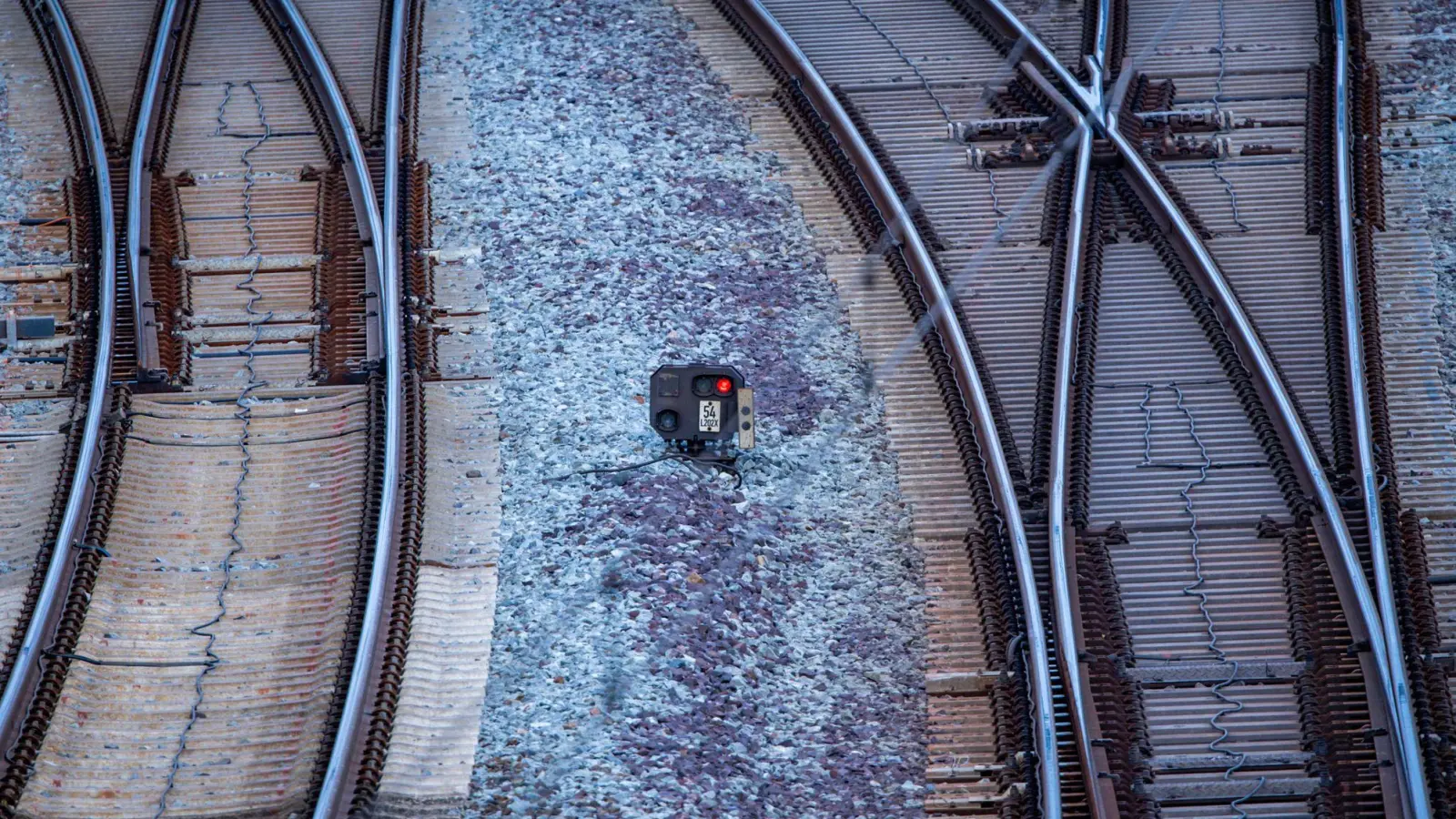 Für rund eine Stunde war die Strecke Eichstätt-Ingolstadt für Züge gesperrt. (Symbolbild) (Foto: Jens Büttner/dpa)