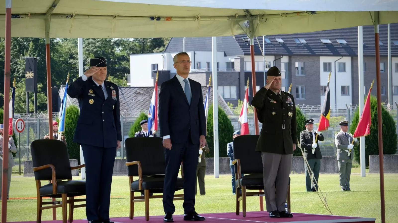 Nato-Generalsekretär Jens Stoltenberg (M), General Tod Wolters (l) und General Christopher G. Cavoli bei der Kommandoübergabe. (Foto: -/NATO/dpa)