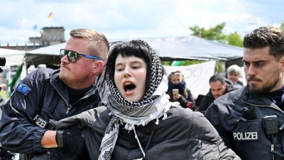 Nach mehr als zwei Wochen wurde das propalästinensische Protestcamp im Berliner Regierungsviertel von der Polizei verboten und wird seit dem Vormittag geräumt. Manche Demonstranten müssen dabei von Beamten fortgeführt werden, wie diese Person. (Foto: Sebastian Gollnow/dpa)