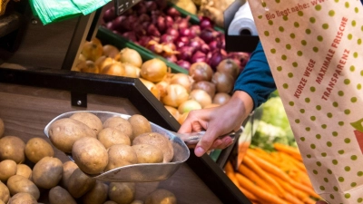 Bio-Kartoffeln aus der Region: Wer darauf Wert legt, kann im Laden oder beim Wochenmarkt gezielt nach Anbauort und Anbauart fragen. (Foto: Benjamin Nolte/dpa-tmn)