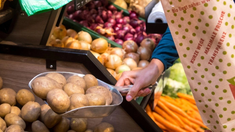 Bio-Kartoffeln aus der Region: Wer darauf Wert legt, kann im Laden oder beim Wochenmarkt gezielt nach Anbauort und Anbauart fragen. (Foto: Benjamin Nolte/dpa-tmn)