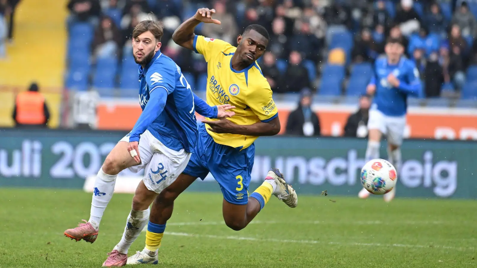 Salomon Nkoa (r, Eintracht Braunschweig) im Zweikampf mit Killian Corredor (SV Darmstadt 98). (Foto: Swen Pförtner/dpa)