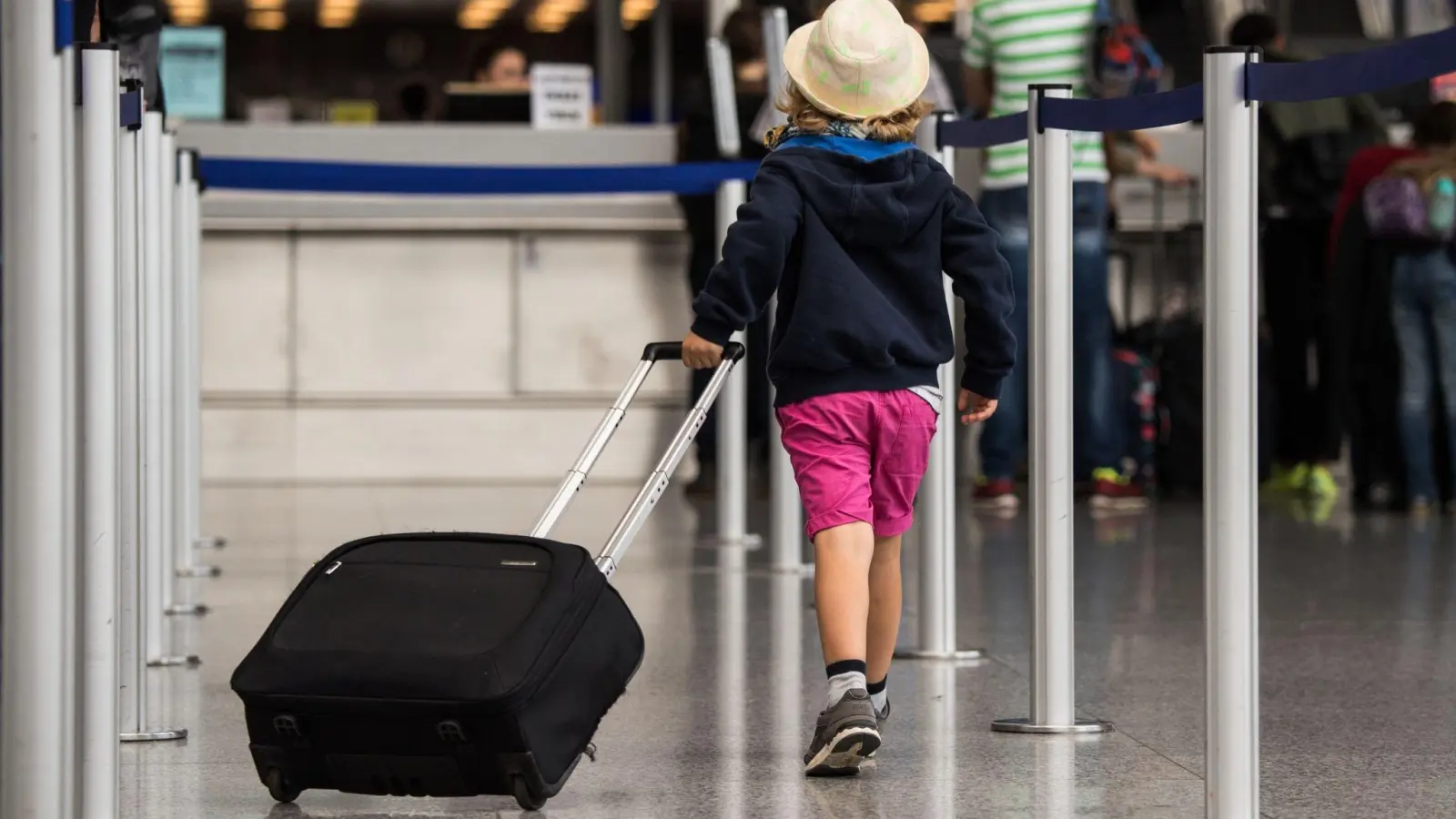 Wenn das Kind nicht mit den Sorgeberechtigten fliegt, braucht es für die Einreise eine Reisevollmacht. Diese muss in manchen Ländern sogar beglaubigt sein. (Foto: Andreas Arnold/dpa/dpa-tmn)