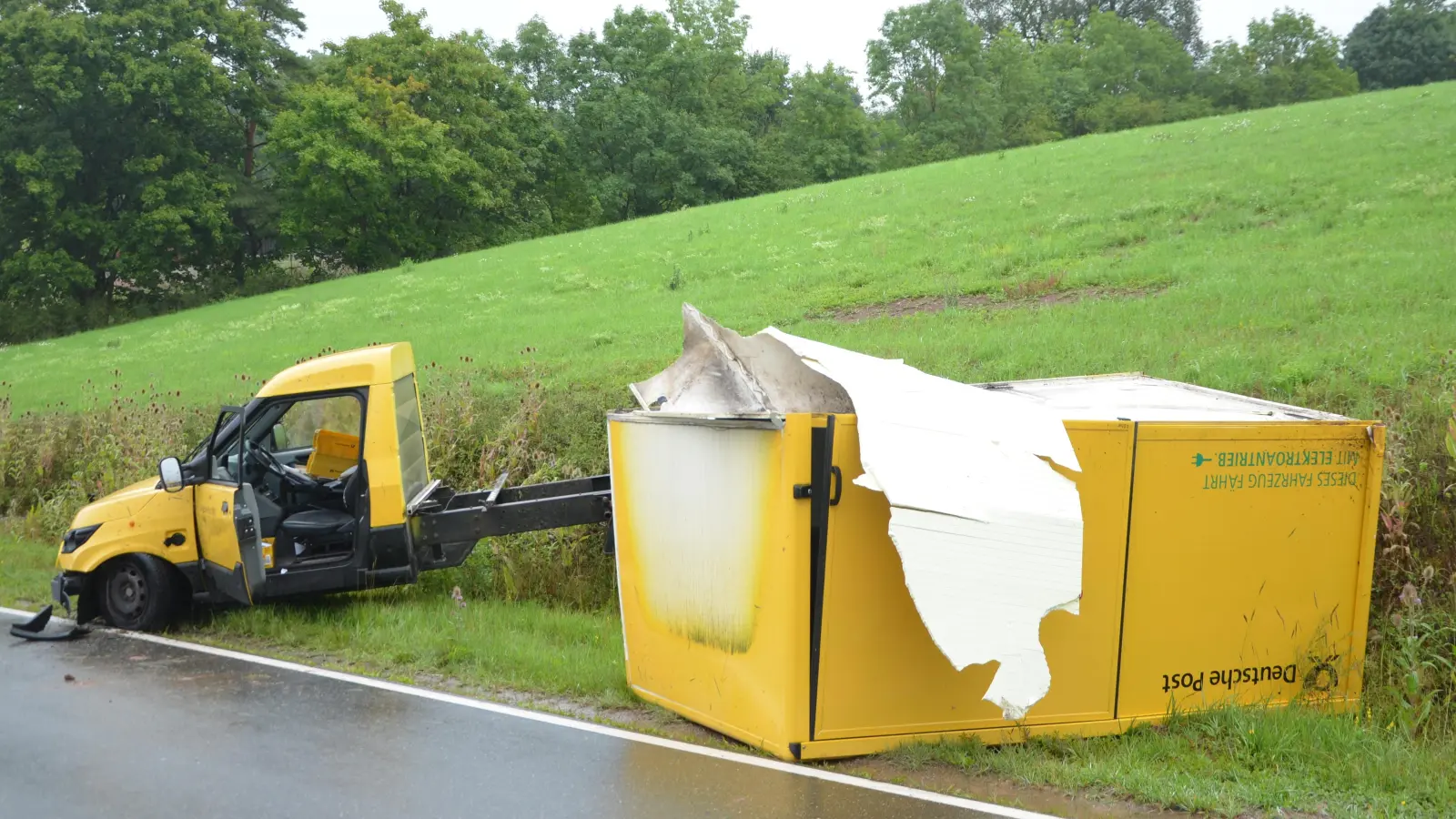 Der verunglückte Streetscooter wurde in zwei Teile gerissen. Glücklicherweise erlitt der Fahrer nur leichtere Verletzungen und kam in die Klinik Neustadt  (Foto: Christa Frühwald)