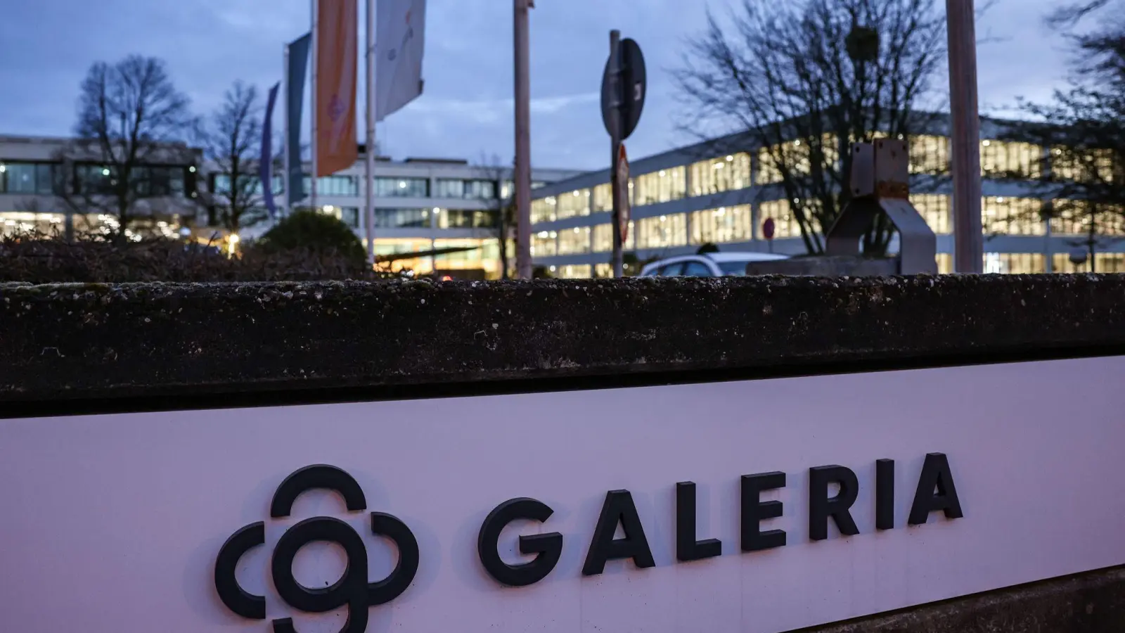 Das Logo des Warenhauskonzerns Galeria Karstadt Kaufhof ist vor der Zentrale beleuchtet. (Foto: Oliver Berg/dpa/Symbolbild)