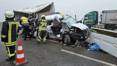 Völlig zerstört wurde dieser Kleintransporter beim Aufprall auf einen Lkw auf der Autobahn A6. (Foto: Freiwillige Feuerwehr Feuchtwangen/Marcel Stoll)