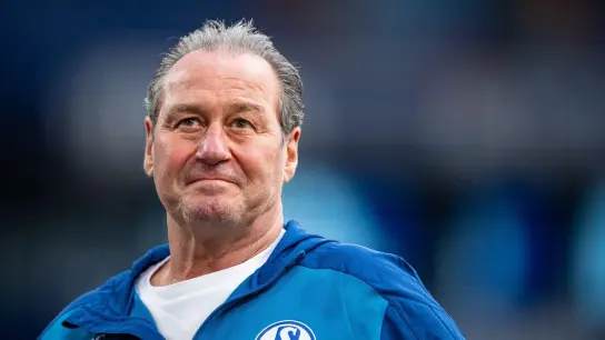Ex-Schalke-Trainer Huub Stevens sprach über Drohungen gegen ihn. (Foto: Guido Kirchner/dpa)