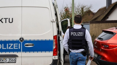 Nach der Tat sicherten Einsatzkräfte Spuren. (Foto: Alex Talash/dpa)