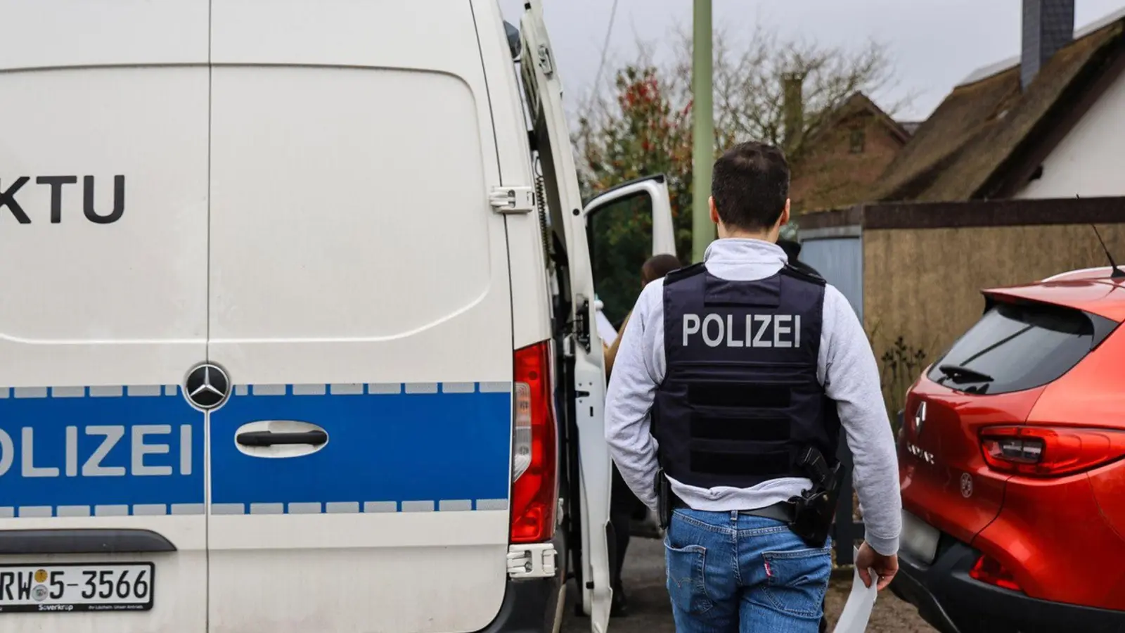 Nach der Tat sicherten Einsatzkräfte Spuren. (Foto: Alex Talash/dpa)