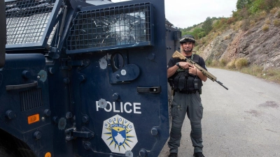 Ein Polizist aus dem Kosovo sichert das Gelände nach den schweren Kämpfen zwischen serbischen Paramilitärs und kosovarischen Polizisten. (Foto: Visar Kryeziu/AP/dpa)