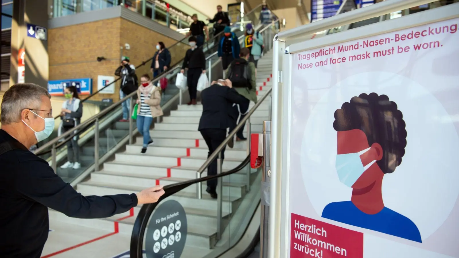 Bundesgesundheitsminister Lauterbach hat das Ende der Maskenpflicht in Fernzügen und -bussen zum 2. Februar angekündigt. (Foto: Soeren Stache/dpa-Zentralbild/dpa)