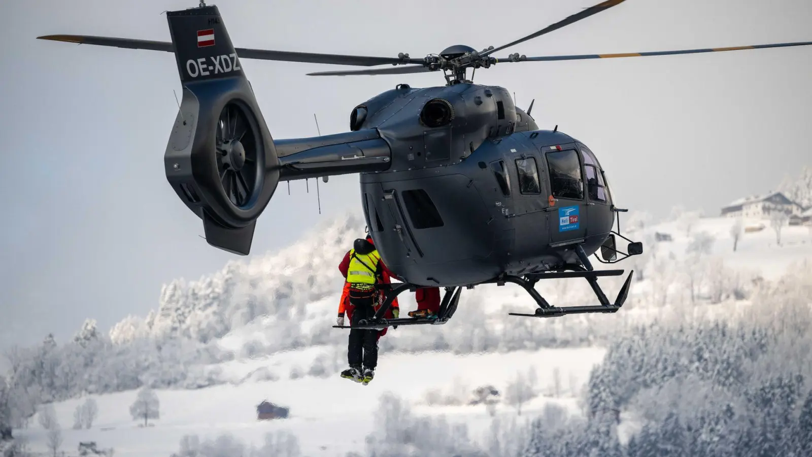 Der Oberbayer wurde nach dem tödlichen Sturz auf der roten Piste von Einsatzkräften geborgen. (Symbolbild) (Foto: Liebl Daniel/Tiroler Tageszeitung/dpa)