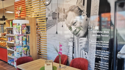 Willy Brandt zieht im Dombühler Dorfladen-Café die Blicke auf sich. Der frühere Bundeskanzler legte im Juni 1973 einen Zwischenstopp am Bahnhof ein. (Foto: Jürgen Binder)