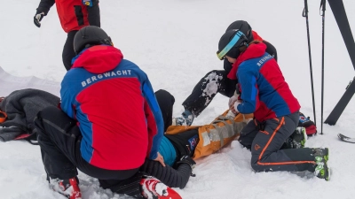 Ein Skiunfall kann den Reiseabbruch bedeuten: Wer eine Reiseabbruchversicherung abgeschlossen hat, kann sich in diesem Fall die Kosten erstatten lassen. (Foto: Benjamin Nolte/dpa-tmn)