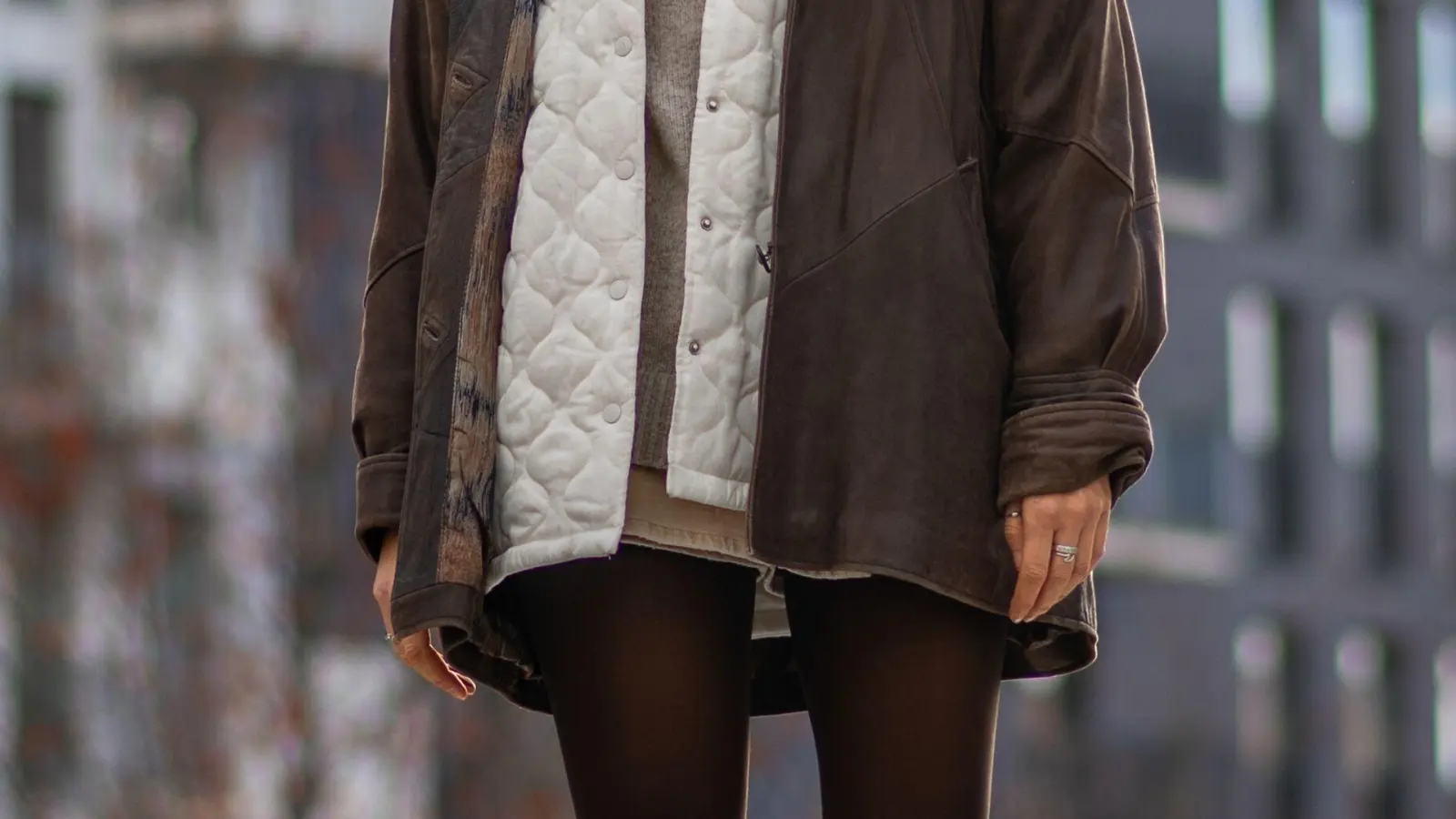 Beim „Zwiebellook“ lässt sich Schicht für Schicht die Kleidung je nach Temperaturempfinden an- und ausziehen. (Foto: Zacharie Scheurer/dpa-tmn)