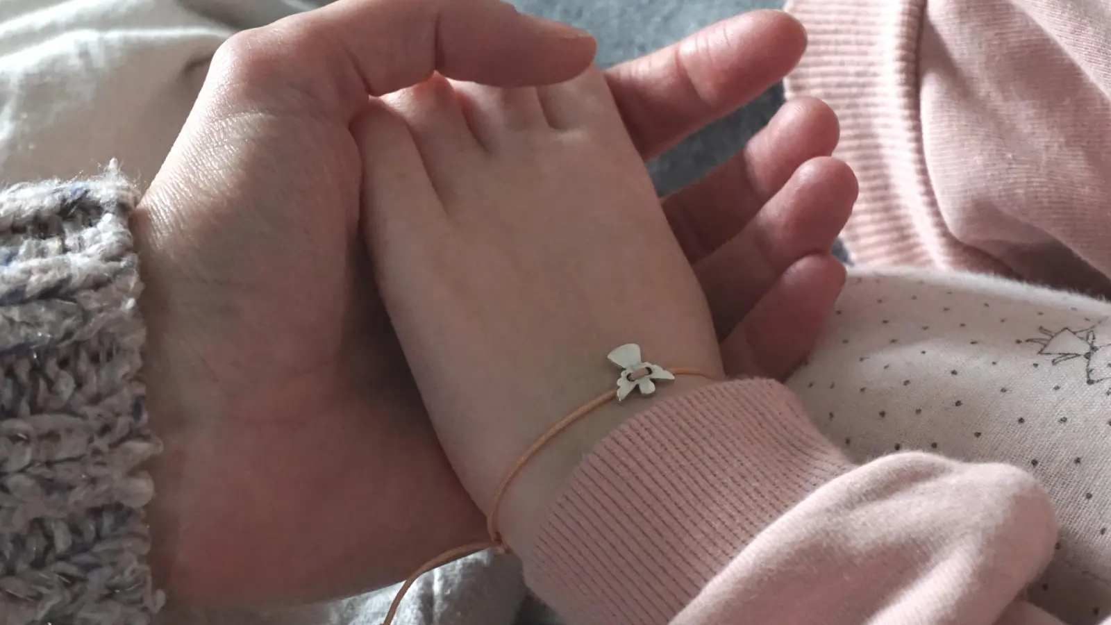 Mutter und Tochter Hand in Hand. Der kleine Engel an ihrem Armband soll die Fünfjährige beschützen. (Foto: Andrea Walke)