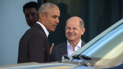 Ex-US-Präsident Barack Obama wird von Kanzler Olaf Scholz in Berlin verabschiedet. (Foto: Michael Kappeler/dpa)