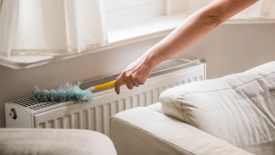 Saubere Heizkörper: Staub und Schmutz mindern die Wärmeabgabe und sollten regelmäßig entfernt werden. (Foto: Christin Klose/dpa-tmn)