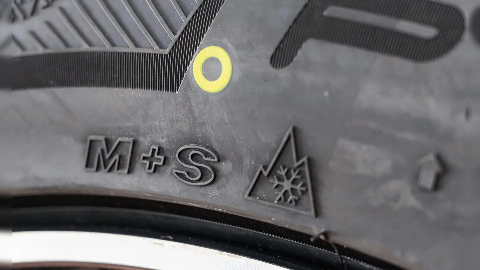 Das Alpine-Symbol mit Schneeflocke kennzeichnet offiziell anerkannte Winterreifen: Die M+S-Markierung allein reicht seit Oktober 2024 nicht mehr aus. (Foto: Patrick Pleul/dpa/dpa-tmn)