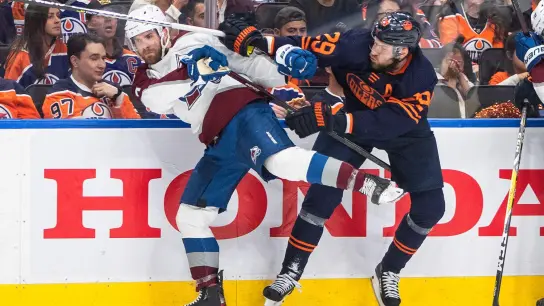 Verpasste mit den Edmonton Oilers das NHL-Finale: Leon Draisaitl (r). (Foto: Jason Franson/Canadian Press via ZUMA Press/dpa)