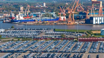 Blick auf den Emder Hafen: Die deutsche Wirtschaft bleibt trotz Aufhellung fragil. (Foto: Sina Schuldt/dpa)