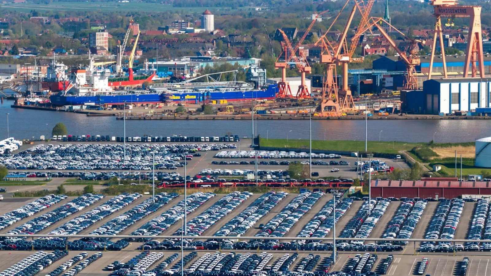 Blick auf den Emder Hafen: Die deutsche Wirtschaft bleibt trotz Aufhellung fragil. (Foto: Sina Schuldt/dpa)