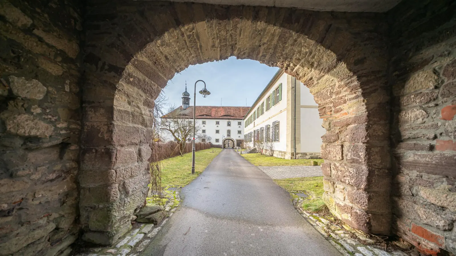 Im Mai startet auf Schloss Seehaus die neue Konzertsaison. Schlossherr Jan Kobow hat wieder ein buntes Programm zusammengestellt. (Foto: Mirko Fryska)