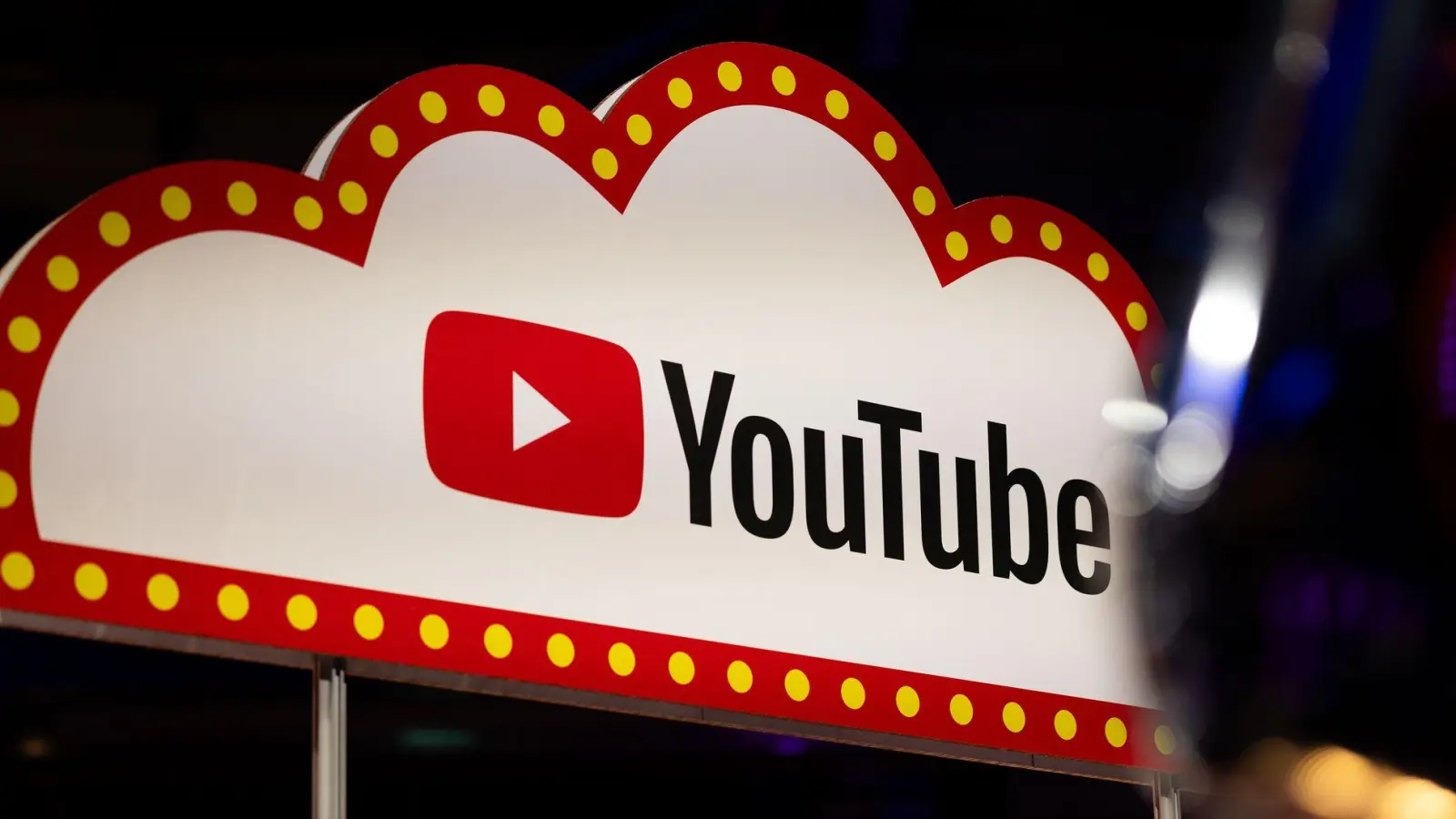 Fast unbemerkt ist YouTube zum Superstar aufgestiegen.  (Foto: Rolf Vennenbernd/dpa)