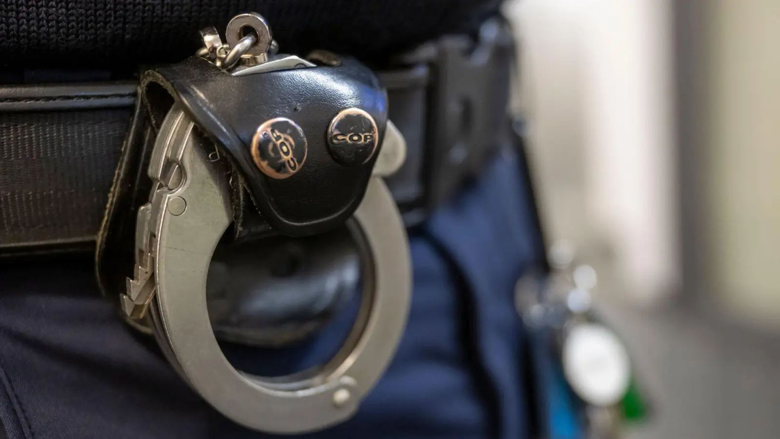 Ein 60-Jähriger soll an einem Parkplatz in Erlangen mit einer Schreckschusspistole auf einen 29-Jährigen geschossen haben. (Symbolbild) (Foto: Peter Kneffel/dpa)