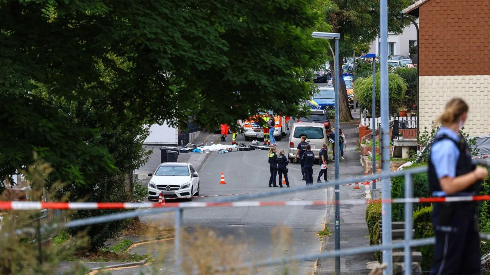 Ein Toter und ein Verletzter nach Schüssen in Menden. (Foto: Alex Talash/dpa)
