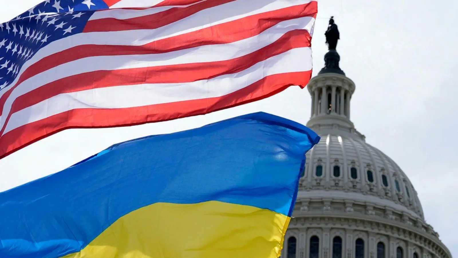 Die US-amerikanische und die ukrainische Flagge wehen vor dem Kapitol in Washington. Der US-Senat hat Kriegshilfen für die Ukraine in Höhe von rund 61 Milliarden US-Dollar gebilligt. (Foto: Mariam Zuhaib/AP/dpa)
