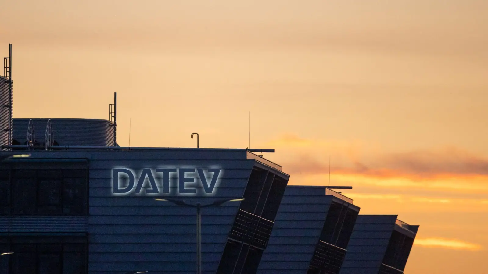 Der Logo-Schriftzug des IT-Dienstleisters Datev eG steht an der Fassade eines Gebäudes. (Foto: Daniel Karmann/dpa/Archivbild)