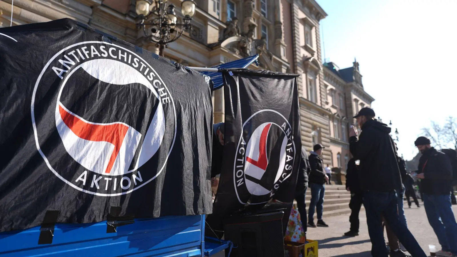 Dort, wo ansonsten auch der Block-Prozess verhandelt wird, stehen nun die mutmaßlichen Mitglieder der rechten Terrorgruppe „Letzte Verteidigungswelle“ vor Gericht. (Foto: Marcus Brandt/dpa)