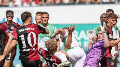 Das stets umkämpfte Franken-Derby steht schon am zweiten Spieltag auf dem Programm. (Archivbild) (Foto: Daniel Löb/dpa)
